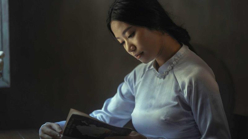 妈妈与朋友们围坐在一起，朋友的女儿在中间开心地笑着